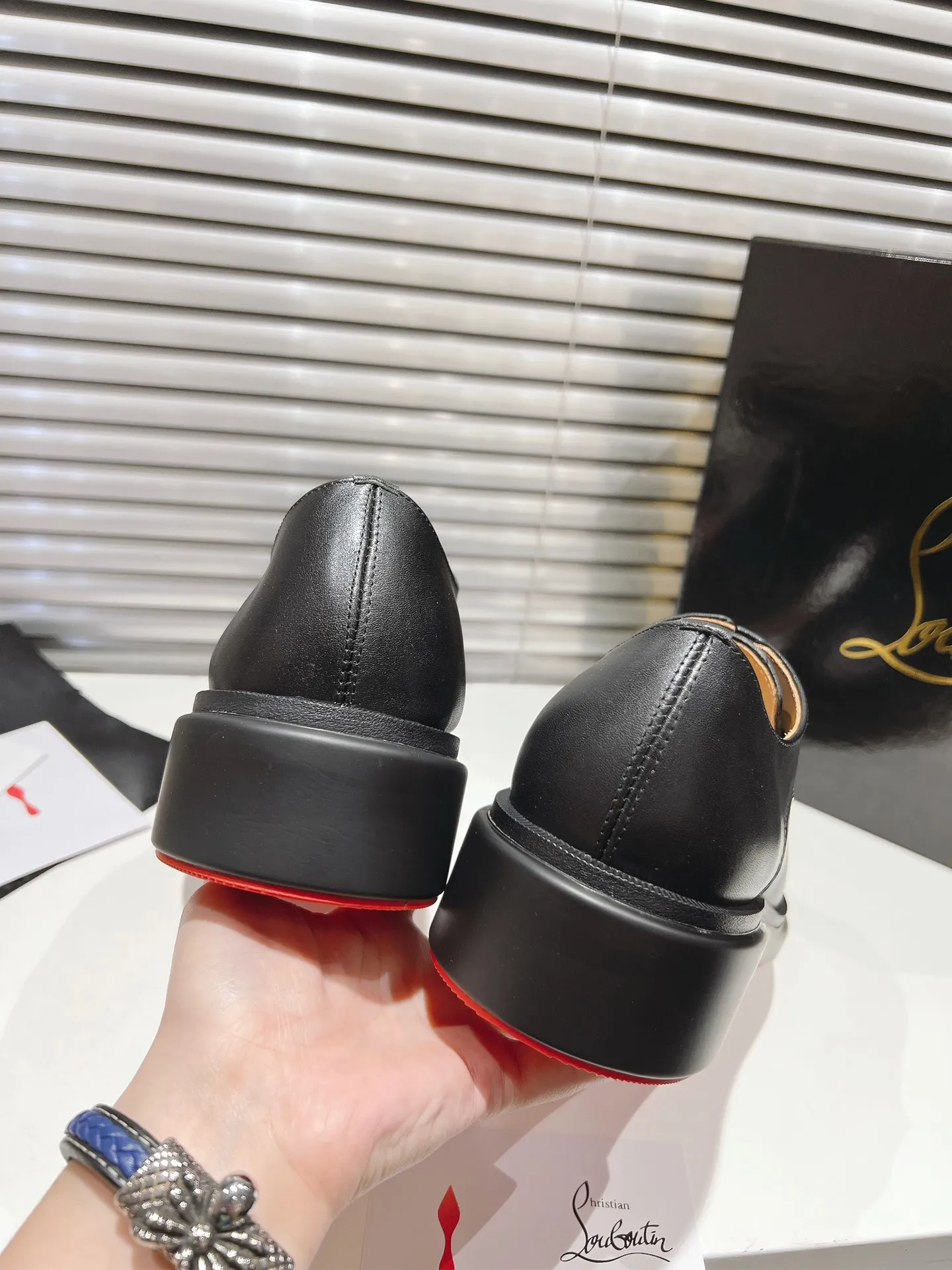👟👟Ex-factory price 760👟👟 ╔Tire bottom strap black cowhide╗ ·Top version customization·2024𝐬𝐬 𝑪𝒉𝒓𝒊𝒔𝒕𝒊𝒂𝒏 𝑳𝒐𝒖𝒃𝒐𝒖𝒕𝒊𝒏 ▪️No matter the last shape, fabric, diamonds, nails, lining, outsole, they are as close as possible to ZP... ▪️The original sole is specially provided by the original factory ▪️The lining is imported water-dyed cowhide ▪️The private customization time is about 3-7 days —————— Size: Men's 39M-46M